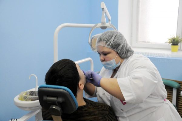 Протезирование зубов предложили добавить в ОМС для социально незащищенных